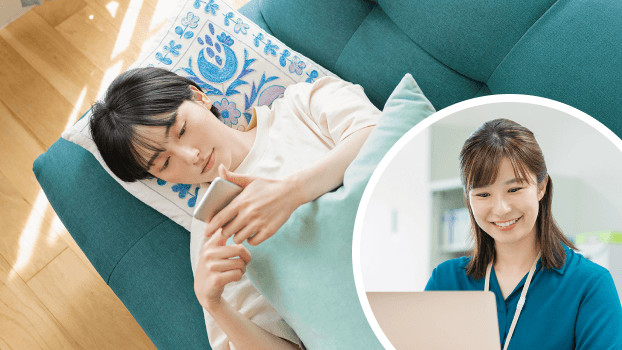 ソファに寝転び、スマートフォンで就活BOXエージェントを利用している就活生の写真。